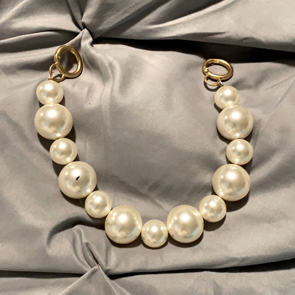 Pearl removable strap with gold hardware 👛